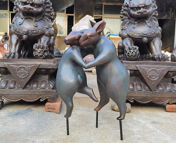 工廠(chǎng)現(xiàn)貨兔子一家鑄銅兔子歐式銅動(dòng)物雕塑擺件