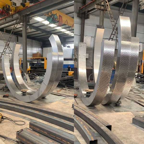 不銹鋼雕塑是因?yàn)槟男﹥?yōu)點(diǎn)被應(yīng)用的呢？