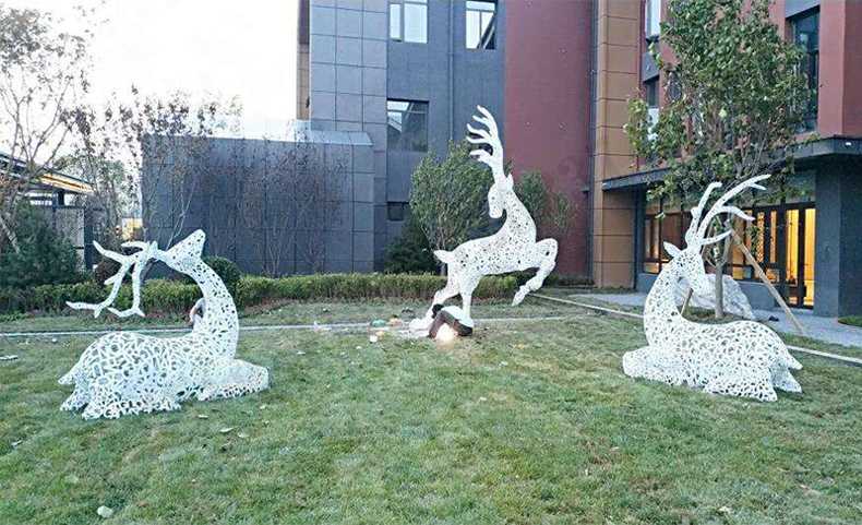 不銹鋼鹿，不銹鋼鏤空鹿，鏤空鹿景觀擺件，鏤空鹿雕塑，河北不銹鋼鹿廠家3.jpg