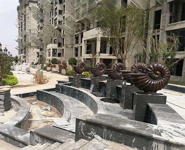 那玻璃鋼雕塑上色的時(shí)候要注意什么呢？