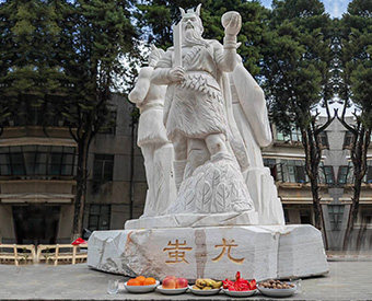 云南石雕黃帝、炎帝、蚩尤雕塑安裝效果展示