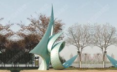 建筑小區(qū)應(yīng)當(dāng)怎樣選擇不銹鋼雕塑？